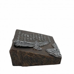 如鷹展翅 – 石形浮雕仿銅桌擺