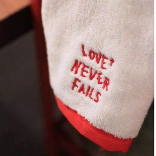 基督教生活實用品 光鹽生活館－LOVE NEVER FAILS 刺繡親膚毛巾